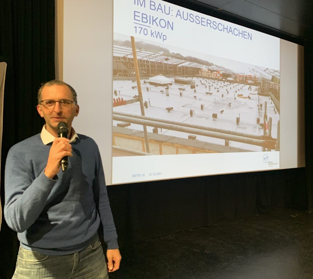 Stephan Roth präsentiert die Energiegenossenschaft Luzern beim Stattkino