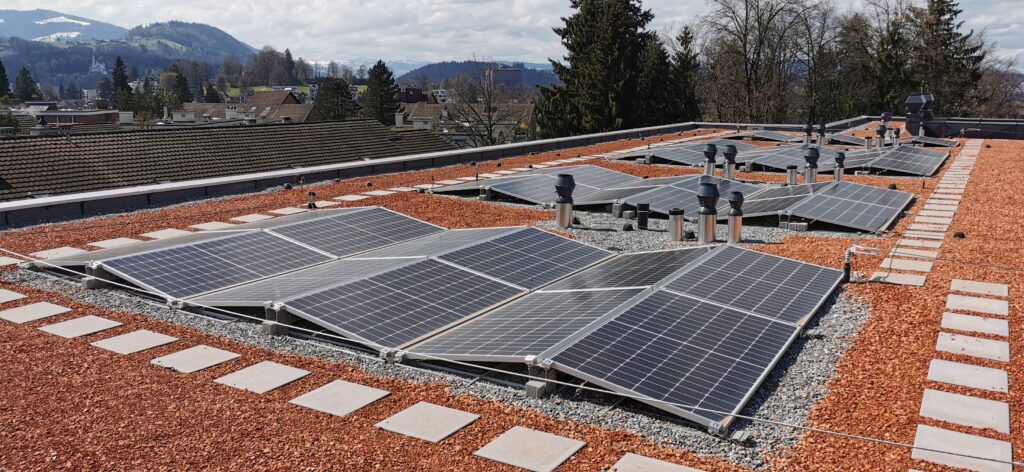 Vierte PV-Anlage der EGL auf dem Dach des Quartierzentrums im Wesemlin