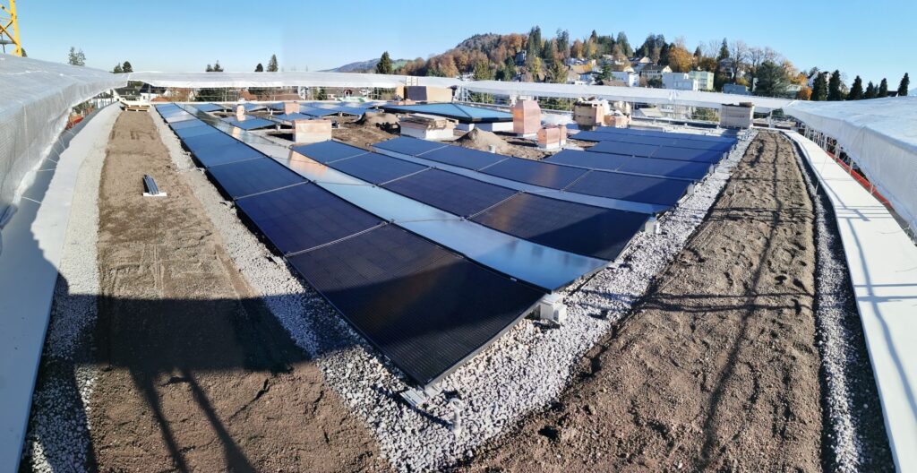 Bau der Photovoltaikanlage auf dem Neubau Francesco im Klostergarten Wesemlin