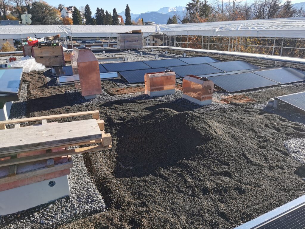 Aufbau der Photovoltaikanlage der EGL auf dem Dach des Neubaus Francesco im Klostergarten Wesemlin