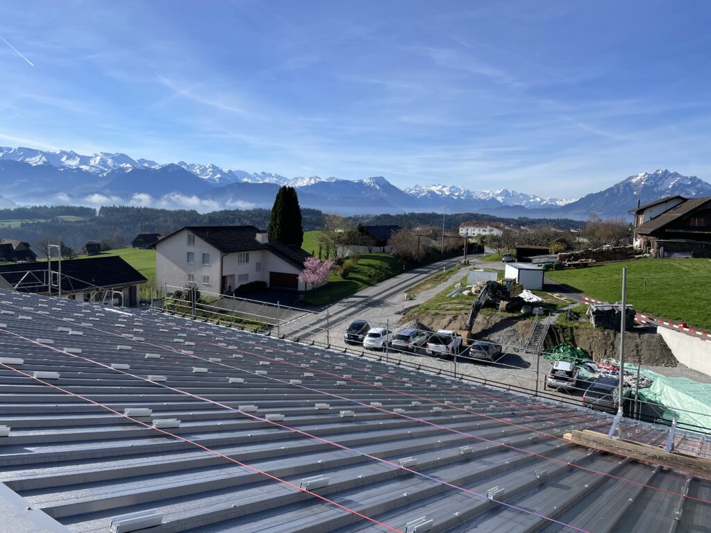 Montagekonstruktion für neue PV-Anlage auf dem neuen Mehrzweckgebäude in Udligenswil