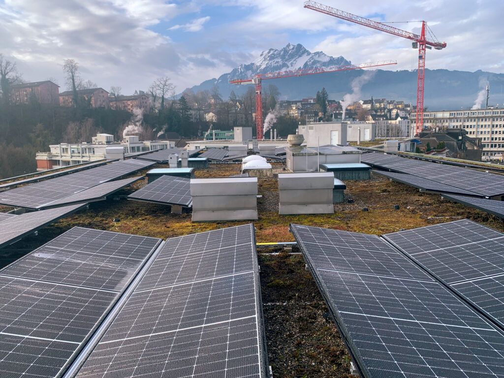 Photovoltaik-Dach-an-der-Unterlachenstrasse-Luzern